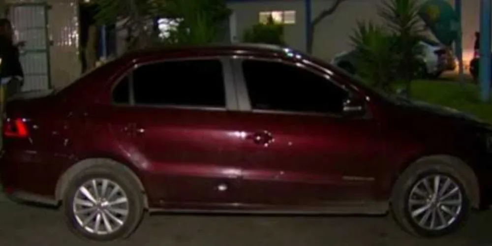 O carro do pai da criança foi alvejado pelos criminosos/Foto: Reprodução TV Globo