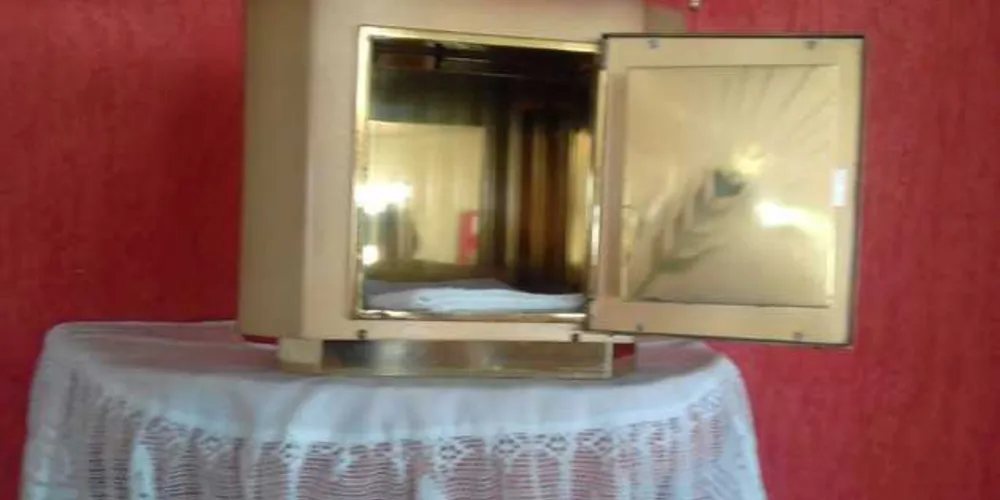 Imagem ilustrativa da imagem Bandidos invadem igreja e profanam altar em PG