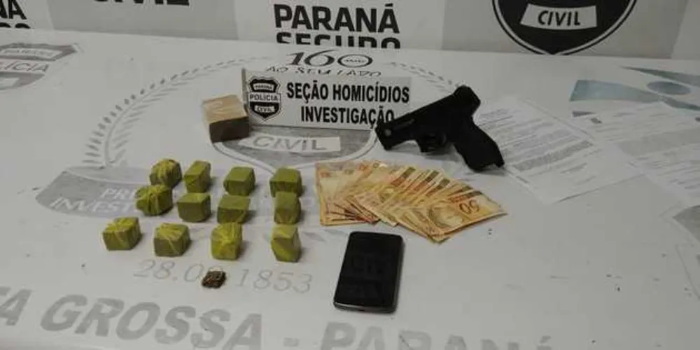 Os policiais também realizaram apreensões de produtos ilícitos