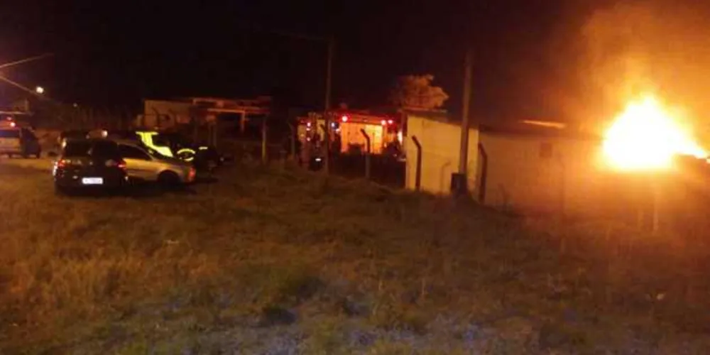 Imagem ilustrativa da imagem Bombeiros controlam incêndio de grandes proporções