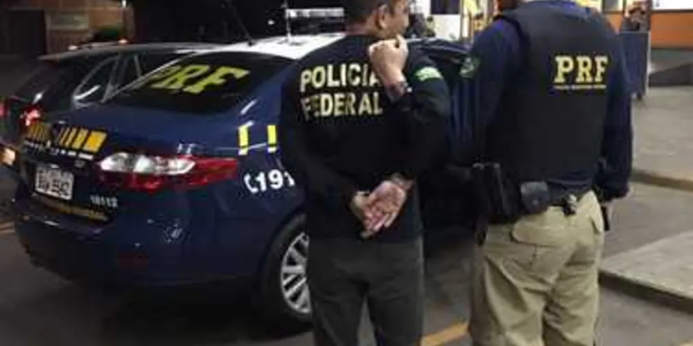 Imagem ilustrativa da imagem Falso policial com camiseta da PF é preso com arma de brinquedo