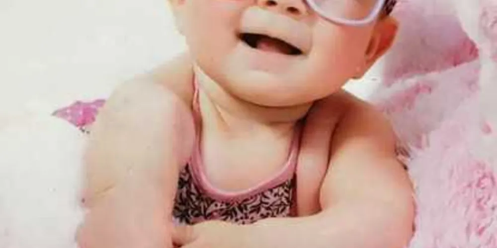Imagem ilustrativa da imagem Bebê de 8 meses que caiu de carrinho não resiste