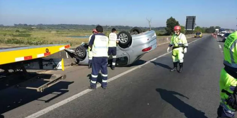 Imagem ilustrativa da imagem Caminhoneiro não vê carro na troca de faixa e capotamento deixa feridos na BR-376