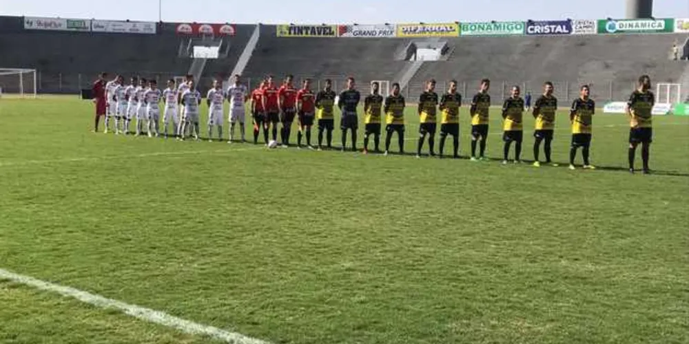 Gol de pênalti no fim do primeiro tempo garantiu vitória aos donos da casa