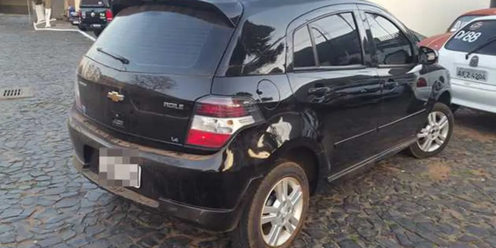 Carro foi levado para a delegacia para ser periciado