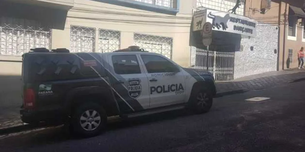 
Jovens que estavam na mesa da frente riram da situação por achar que a mulher estivesse dormindo