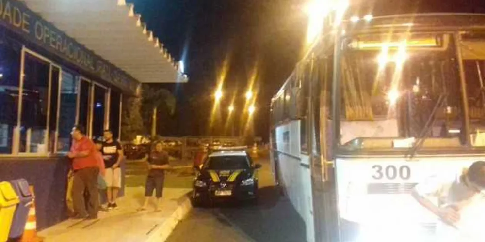 Imagem ilustrativa da imagem Bandidos aterrorizam passageiros de ônibus na BR-277