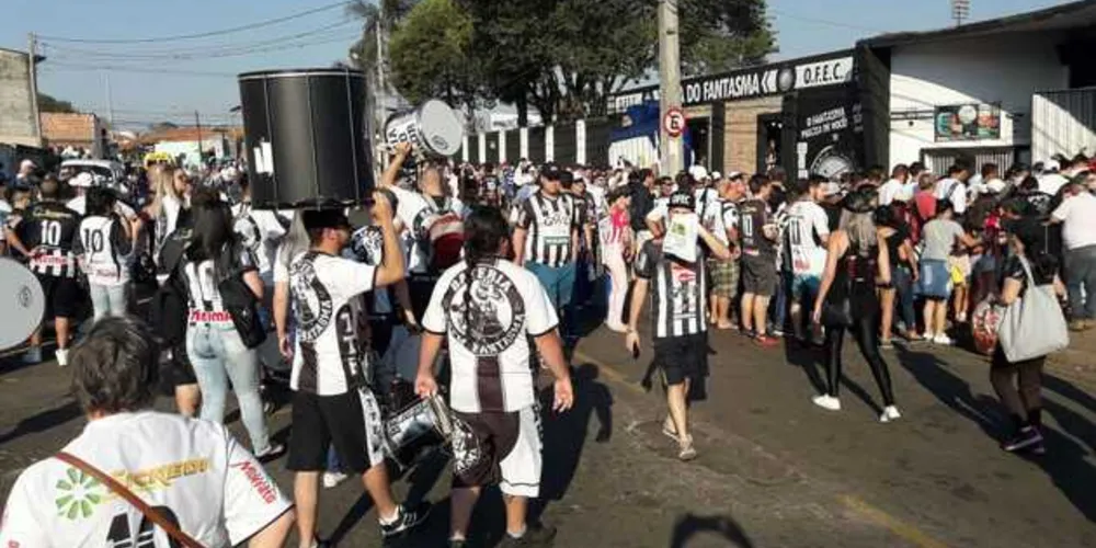 Há policiais militares e guardas municipais em todo o perímetro do estádio