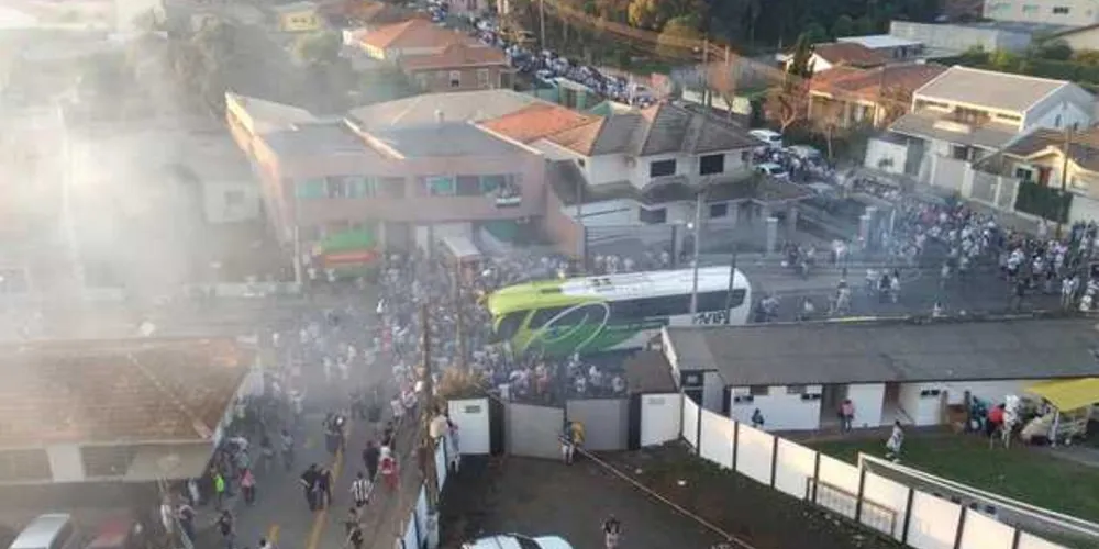 A festa de recepção ao elenco teve estouro de foguetes e muita fumaça
