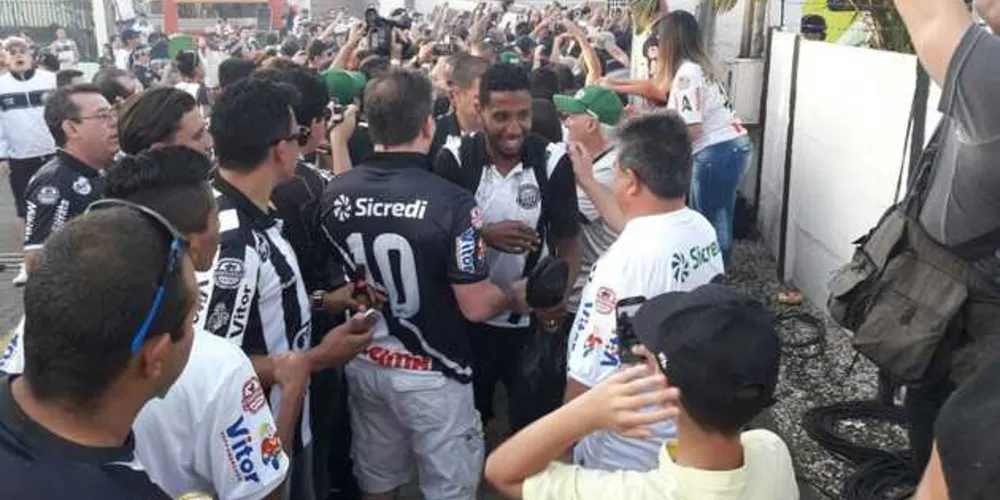 Imagem ilustrativa da imagem Time do Operário chega ao GK e torcida vai ao delírio