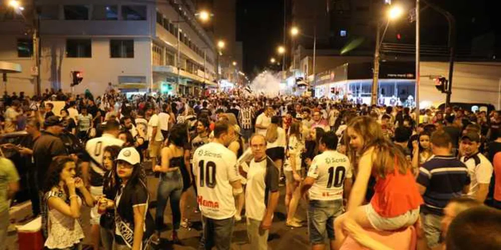 Avenida ficou lotada para celebrar título da Série D do Operário
Veja galeria de fotos
http://arede.info/esporte/172089/torcedor-lota-as-ruas-de-pg-para-celebrar-titulo
