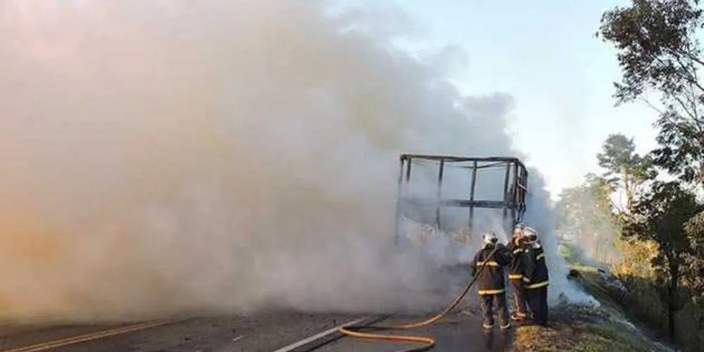 Incêndio foi controlado no início da manhã e Exército trabalha na remoção das dinamites