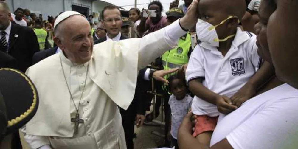 Batina do Papa Francisco manchada de sangue ao bater o rosto no Papamóvel/Foto: Fotos Públicas