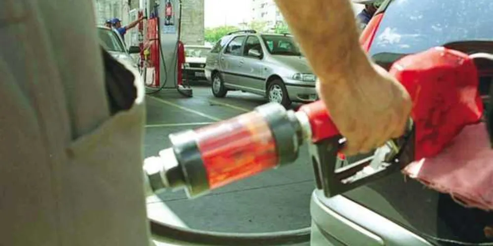 Imagem ilustrativa da imagem Petrobras reduz preço da gasolina em 2,5% na terça