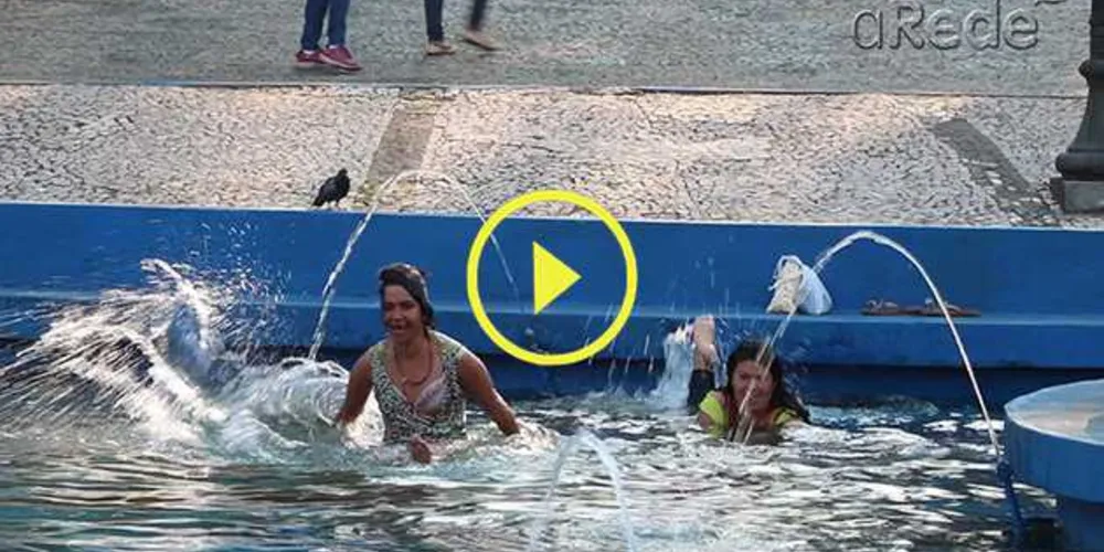 Imagem ilustrativa da imagem Mulher toma banho em praça e desfila seminua em PG
