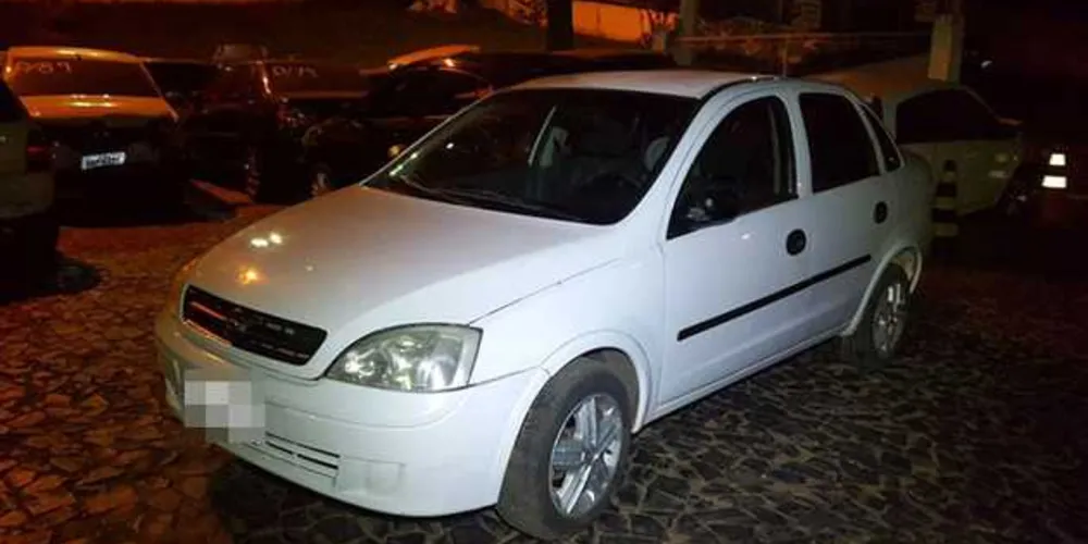 Carro foi encontrado na garagem de uma residência em Vila Oficinas
