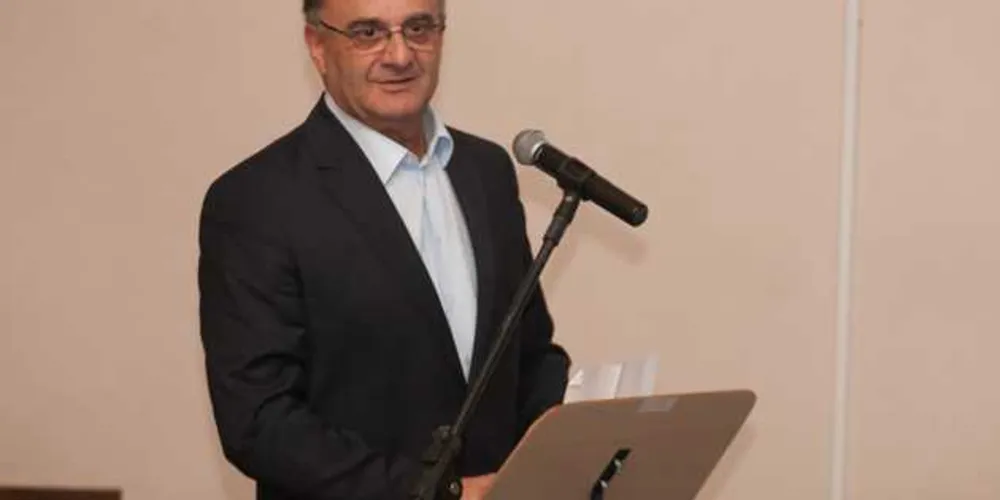 Livro foi escrito por Josué Corrêa Fernandes e terá pré-lançamento para professores da rede municipal