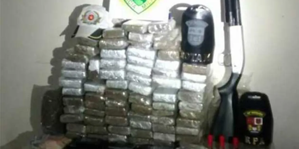 Quase 60 quilos de maconha e uma espingarda calibre 12 foram apreendidos pela PM