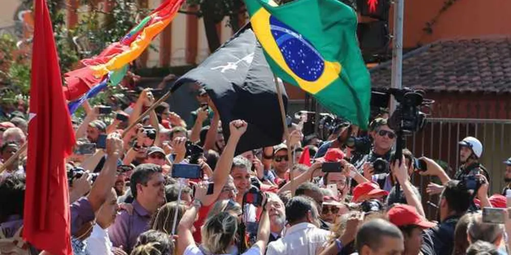 Imagem ilustrativa da imagem Lula chega à Justiça Federal sob gritos de manifestantes