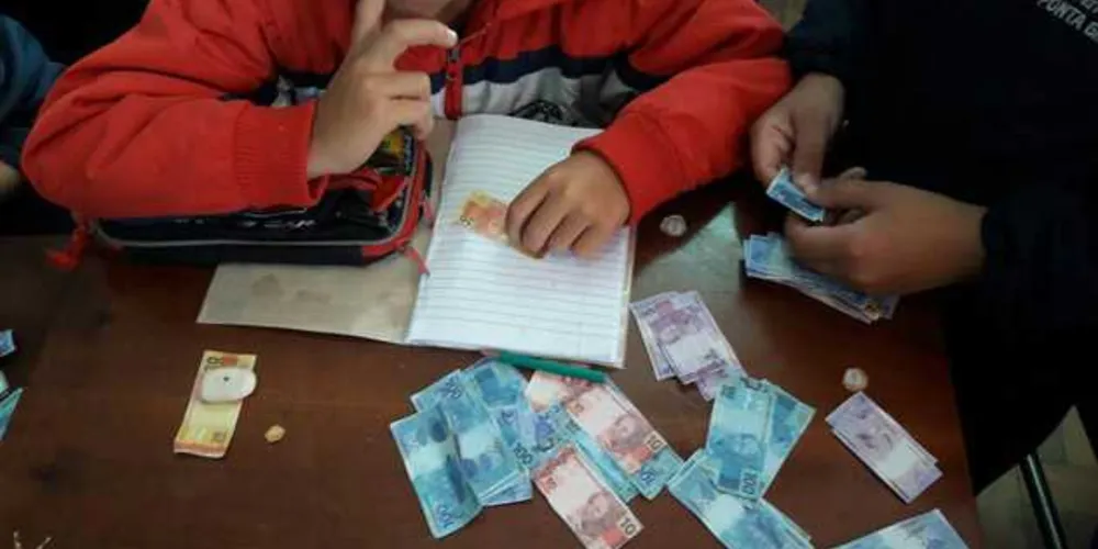 Alunos trabalhando com dinheiro fictício