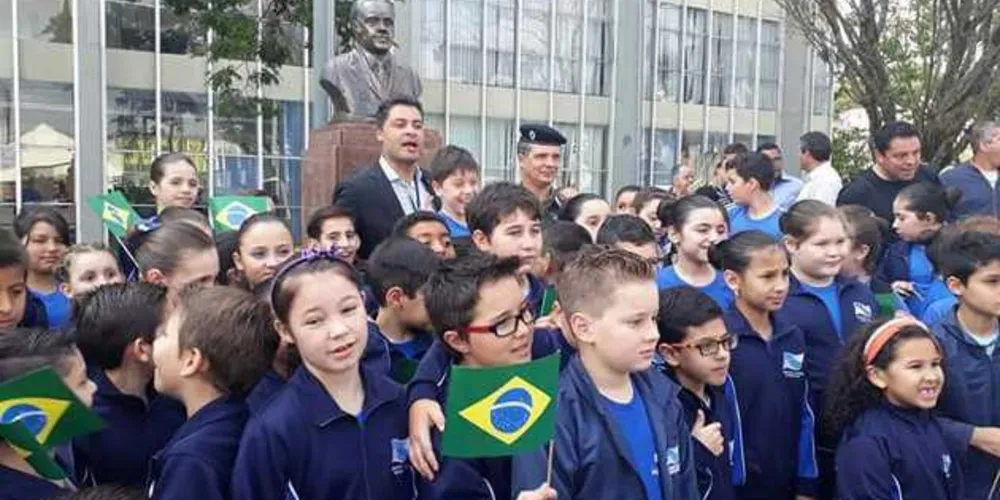 Hino em frente à Prefeitura foi um dos relatos