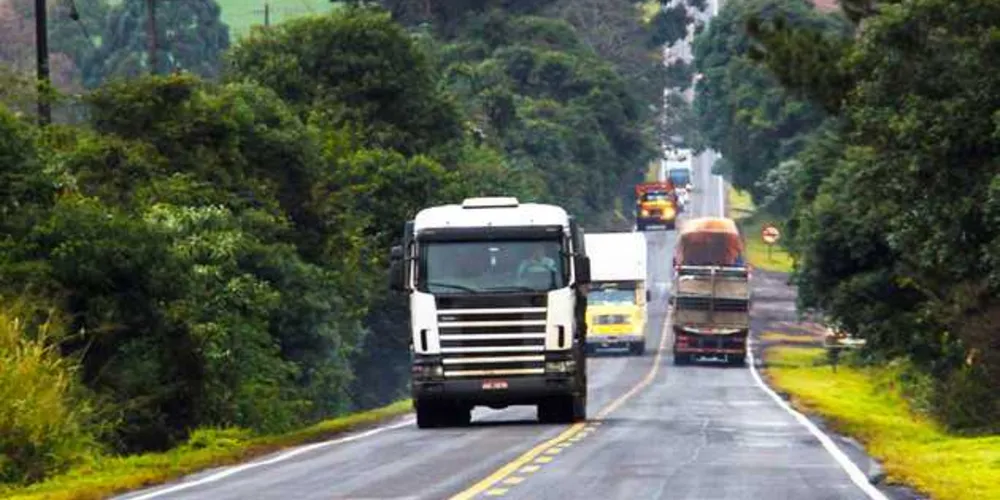 O Departamento de Estradas de Rodagem do Paraná (DER-PR) faz obras de conservação e melhorias nas rodovias estaduais da região Sudoeste. O DER investe cerca de R$ 17 milhões na manutenção, em alguns pontos com colocação de asfalto novo, e sinalização de 300 quilômetros de rodovias na região. 
Foto: Jorge Woll/DER
