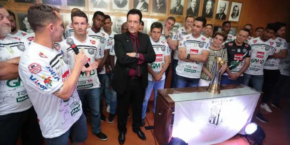 Imagem ilustrativa da imagem Campeões brasileiros pelo Operário visitam a Prefeitura