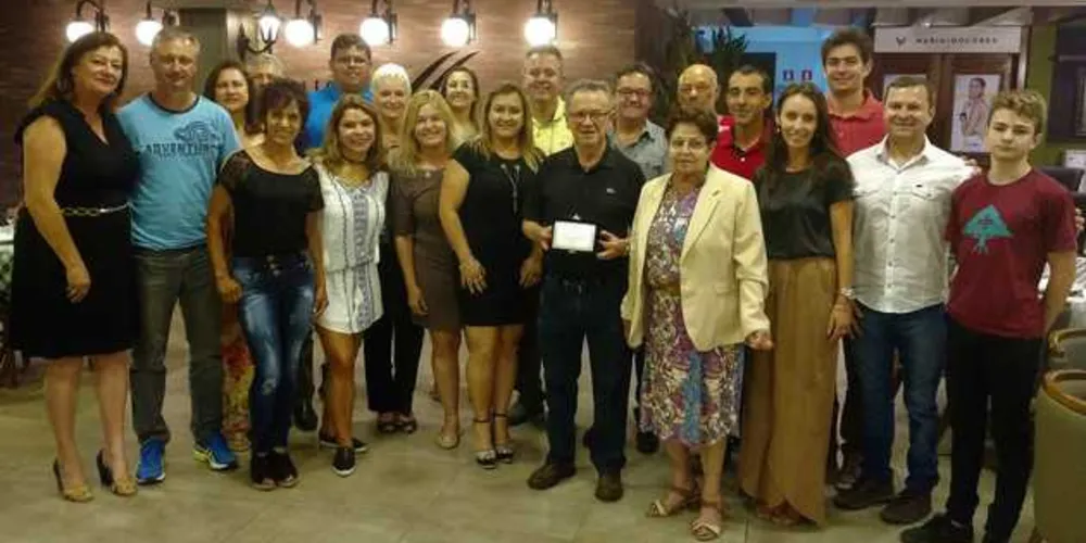 ASSCOR Movimenta Ponta Grossa reverencia Manoel Pereira de Oliveira Neto pelo apoio ao esporte