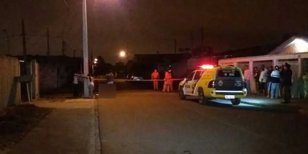 Imagem ilustrativa da imagem Jovem tenta pedir socorro após ser baleado, mas não resiste e morre