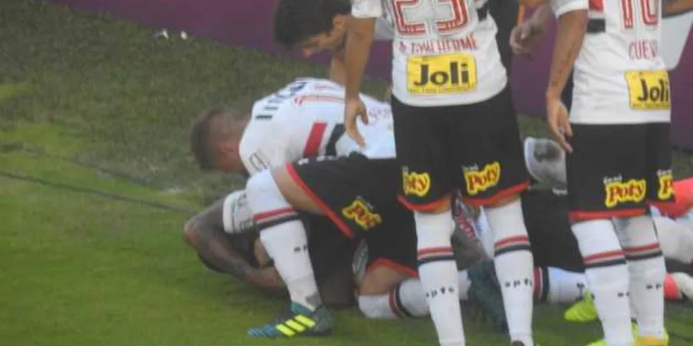 Imagem ilustrativa da imagem São Paulo vence, mas segue na zona de rebaixamento