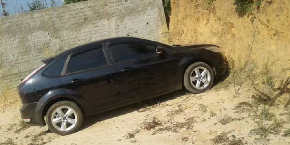 Veículo foi encontrado abandonado na Vila Cristina na manhã desta segunda-feira