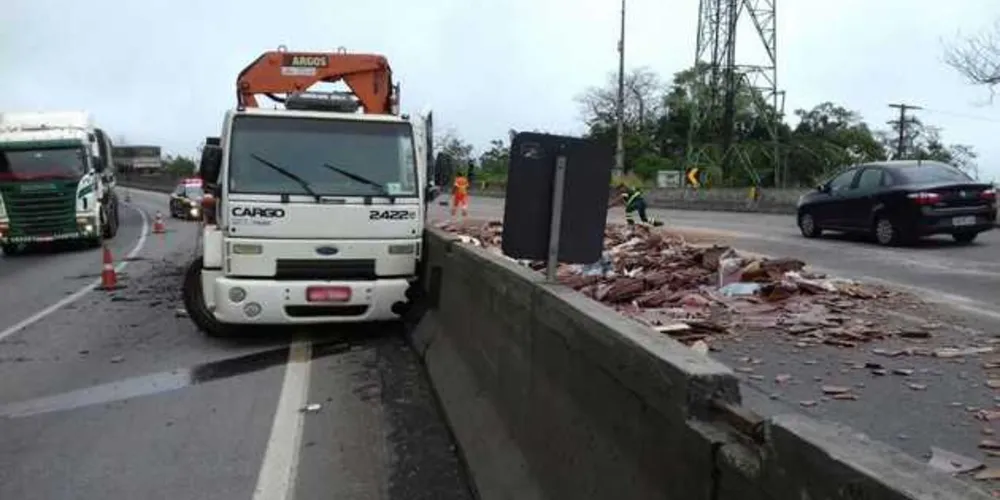 Imagem ilustrativa da imagem Motorista morre após se jogar de caminhão descontrolado