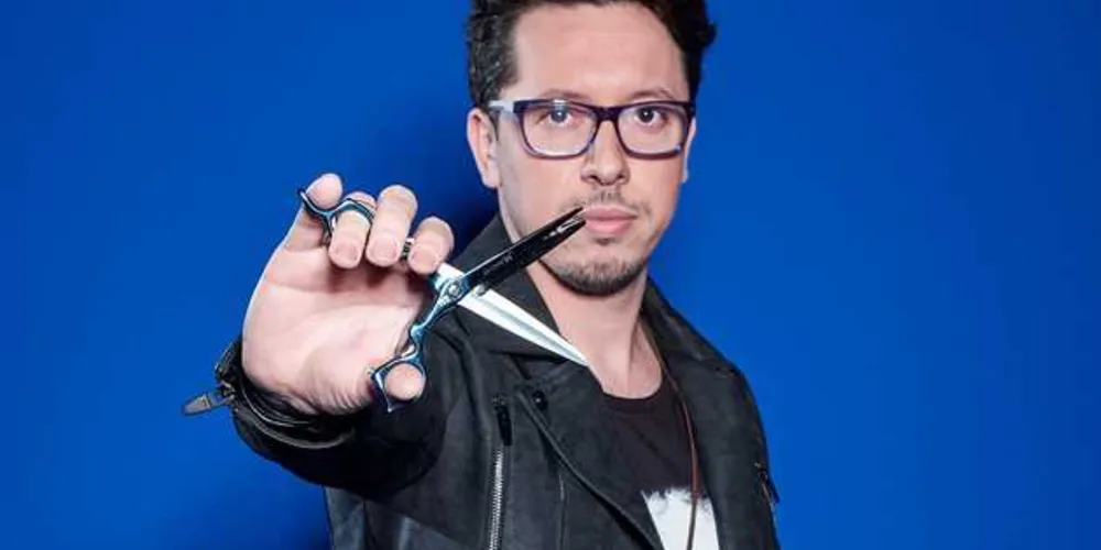 BATALHA DOS FIOS - Marcio Lima é o representante de Ponta Grossa na “Batalha dos fios”, competição promovida pela Bio Ativos, distribuidora da Bio Extratus, e exibida por afiliada da Band. Com tesouras, secador, produtos e acessórios a postos, cabeleireiros do Paraná estão mostrando talento e habilidade no primeiro reality show da Bio Ativos, distribuidora da Bio Extratus para as regiões Oeste, Sudoeste, Centro Oeste e Campos Gerais do estado. 