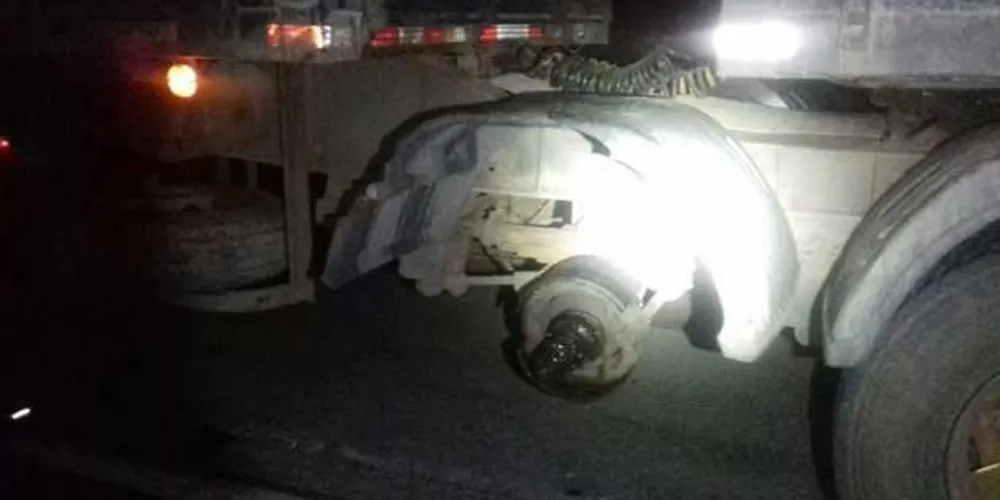 Rodado se desprendeu do caminhão e atingiu carro em PG