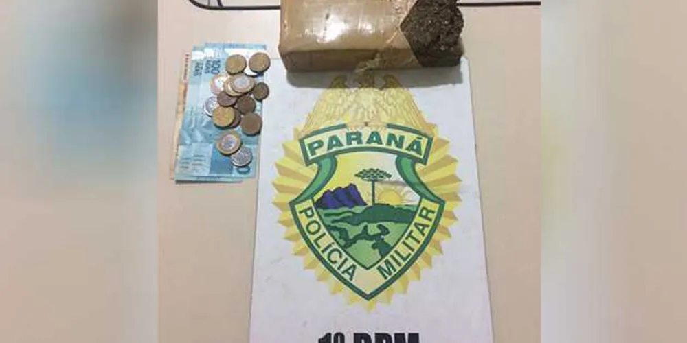 Além do meio quilo de maconha, policiais também encontraram dinheiro