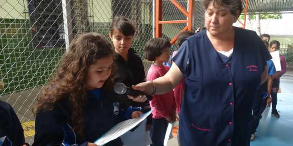 Aluna apresenta poesia aos colegas