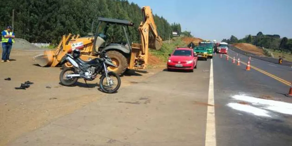 Imagem ilustrativa da imagem Motociclista fica em estado grave após bater contra escavadeira