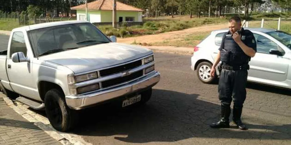 Caminhonete estava ‘atolada’ em bueiro e foi abandonada por criminosos; guarda municipal de folga encontrou o veículo