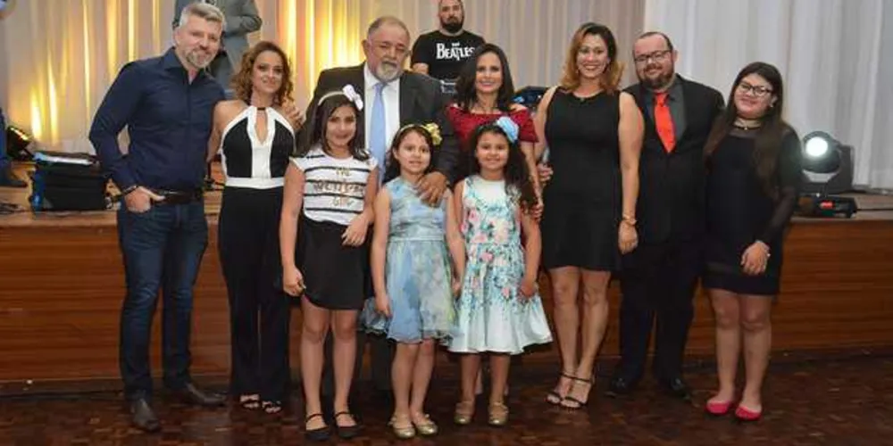 Doutor José Sebastião Fagundes Cunha, com a família reunida, esposa, filhos, nora, genro e netos.