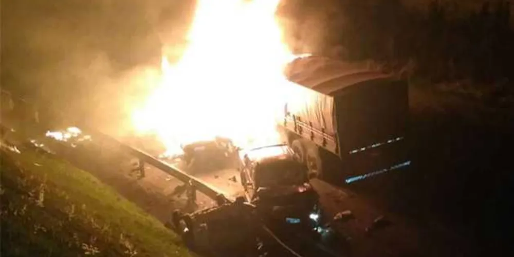 Batida entre seis veículos provoca mortes e destruição na BR-277