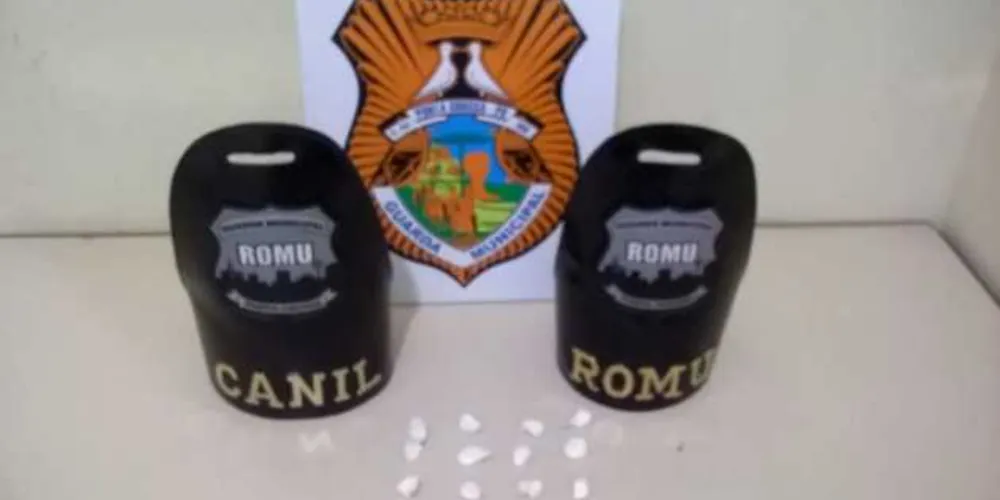 Menina foi flagrada com 12 buchas de cocaína perto de bar