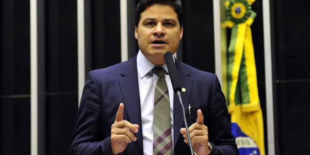 Imagem ilustrativa da imagem Sandro entrega R$ 750 mil em verbas para o Bom Jesus