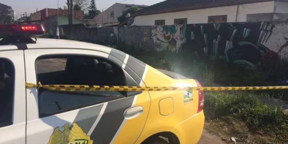 Imagem ilustrativa da imagem Cães latem e moradores descobrem homem morto
