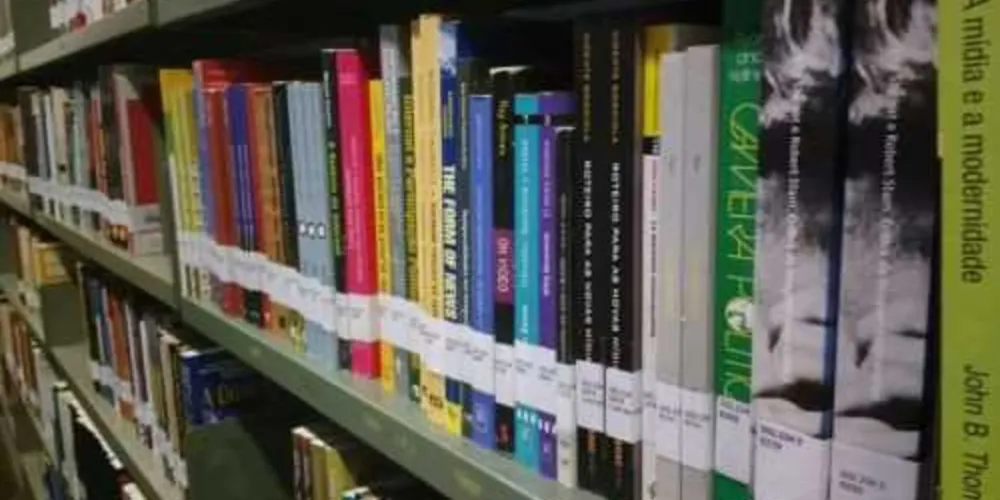 Imagem ilustrativa da imagem Doação amplia acervo bibliográfico em Jornalismo na UEPG