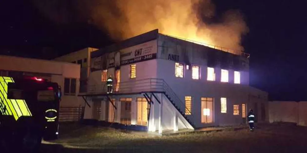 Imagem ilustrativa da imagem Grande incêndio destrói imóvel às margens da BR-373