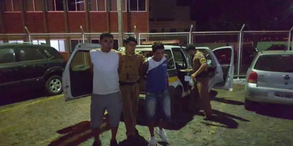 Suspeitos foram encontrados depois de atirarem na cabeça de um rapaz em posto de combustíveis