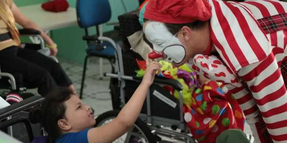 Oficina de Inclusão conta com visita do Palhaço Picolé às instituições participantes