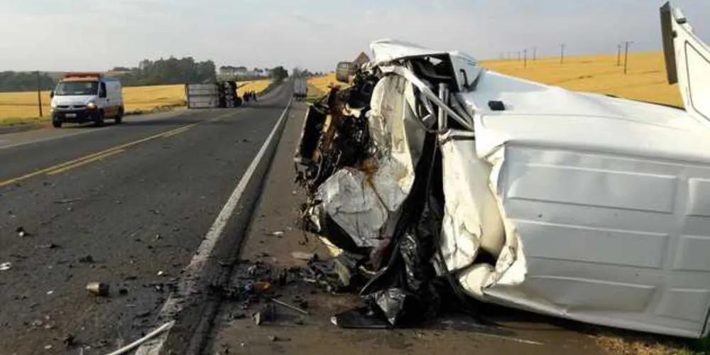 Veículo de passeio ficou destruído após a colisão frontal