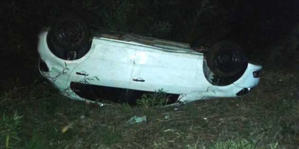 Motorista e passageiro deixaram carro para trás e fugiram do local do acidente