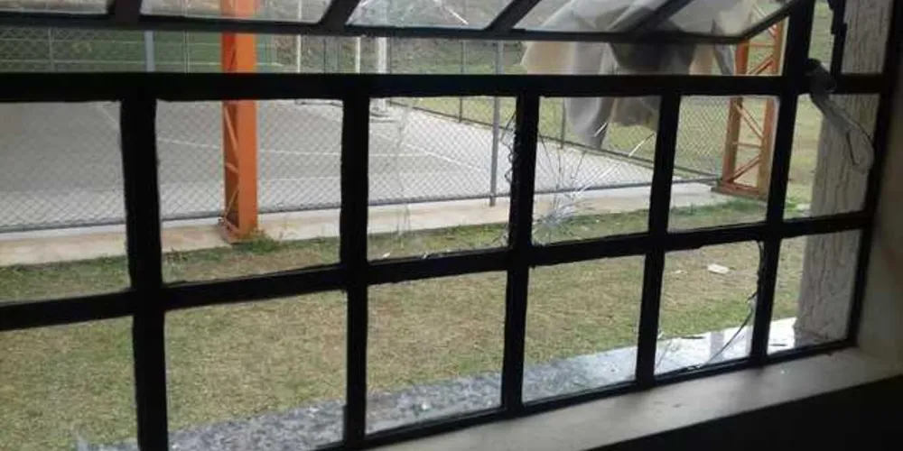 Escola na região do Lagoa Dourada sofre com ações de vândalos